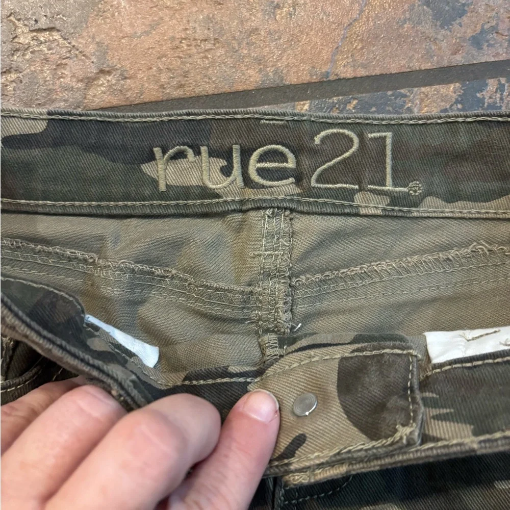 ⭐️Rue21 Women's Camo Jean Shorts - Picture 2 of 4